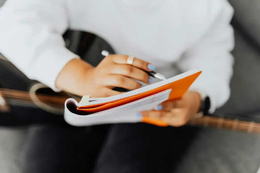 menciptakan lagu sederhana